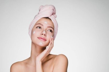 genç kız yüz beyaz maske koymak