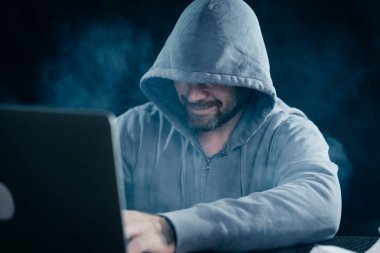 Başarılı kesmek Hood genç hacker sevinir