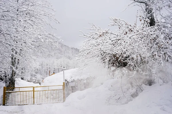 Hóval borított gyönyörű hegyi táj, egy vas kerítés — Stock Fotó