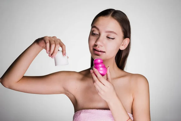 La muchacha sobre el fondo blanco se prepara para ponerse la máscara facial —  Fotos de Stock