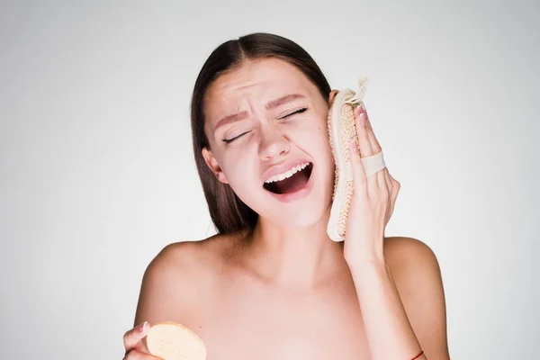 Menina que sofre de dor de dente no fundo branco — Fotografia de Stock