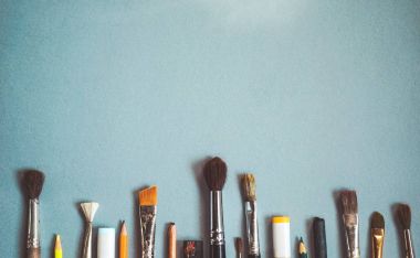 mavi bir masada sanatsal fırçaların farklı boyutlarda vardır