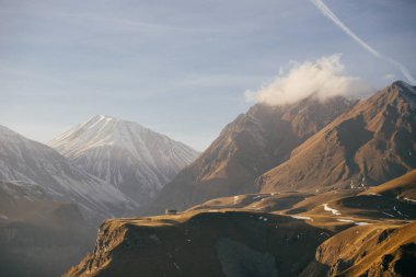 görkemli doğa, sabah güneşin yüksek Kafkas Dağları