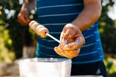 bir piknik doğada bir adam mantar ızgara kızartacak