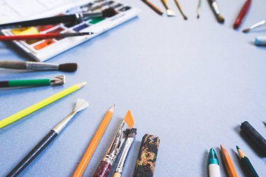 sanatsal fırçaların ve kalem mavi bir yüzeye vardır