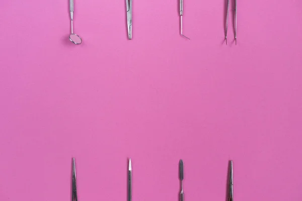 Op een mooie oppervlak zijn medische, tandheelkundige instrumenten — Stockfoto