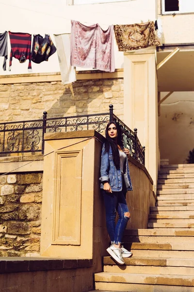 Сильная красивая девушка позирует против красочной архитектуры города Баку в Азербайджане — стоковое фото