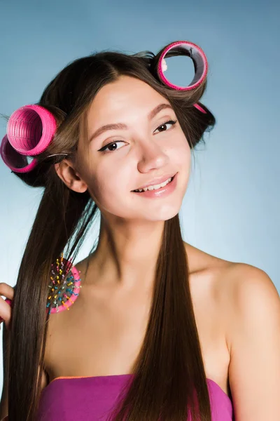 Ωραία κοπέλα θέλει ένα μοντέρνο χτένισμα, σχετικά με τα μπικουτί μαλλιά του κεφαλιού, χτένες τα μαλλιά της — Φωτογραφία Αρχείου