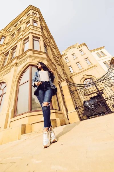 Elegante ragazza attraente posa contro la bella architettura della città di Baku — Foto Stock