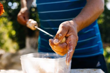 bir piknik niteliğine bir adam bir ızgara üzerinde mantar kızartacak