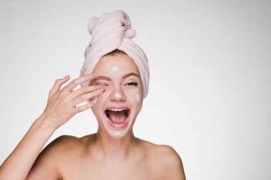 Kız bir maske bir cilt sorunu sitelerinde koymuştur