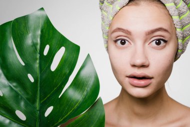 Kafasındaki bir havlu ile sürpriz kız