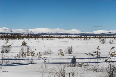 karla kaplı dağlar çerçevede bir kar ile kaplı bir alan
