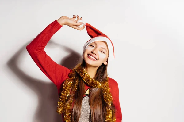 Glückliches Mädchen im Neujahrsanzug posiert vor der Kamera — Stockfoto