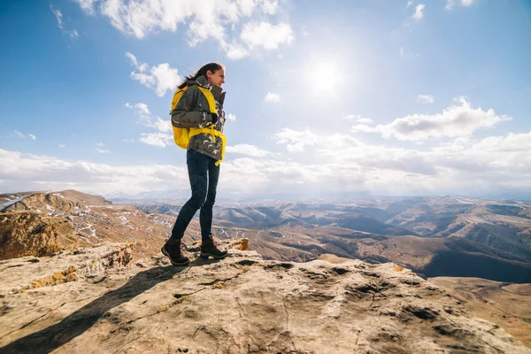 Молода туристична дівчина стоїть на тлі гір — стокове фото