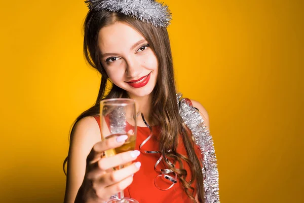 Счастливая пьяная молодая девушка с бокалом шампанского — стоковое фото