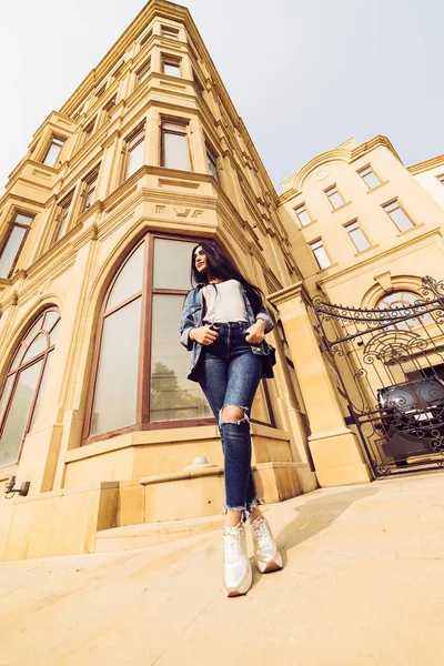 Beautiful girl, fashionably dressed, posing in front of camera — Stock Photo, Image