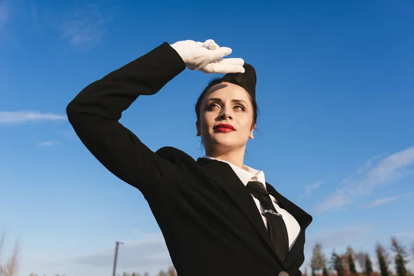 Κορίτσι αεροσυνοδός σε λευκά γάντια κοιτάζει τον ουρανό — Φωτογραφία Αρχείου