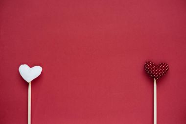 Sevgililer günü geçmiş iki sevgi hediye kalp ile