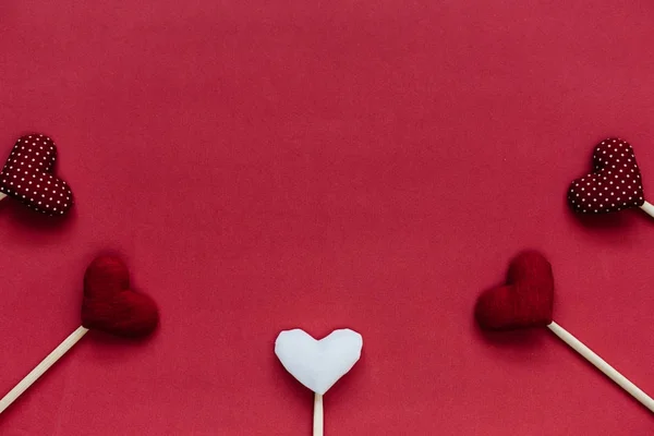 День святого Валентина фон, красные и желтые сердца на текстуре дерева — стоковое фото
