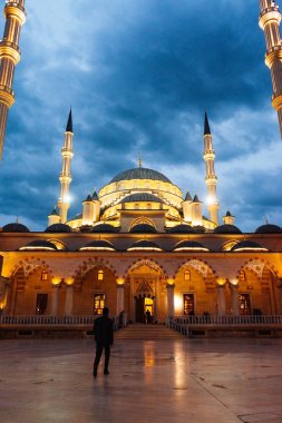 eski görkemli Arap Camii ışımalar akşam gökyüzü, birçok kişi altında