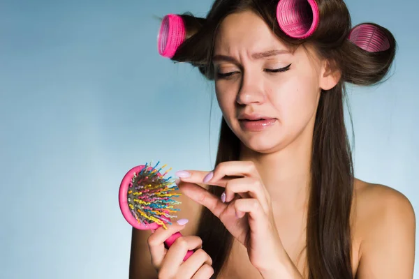 Sad κορίτσι θέλει ένα κομψό hairstyle, σχετικά με τα μπικουτί μαλλιά του κεφάλι, πολλά μαλλιά στη βούρτσα — Φωτογραφία Αρχείου