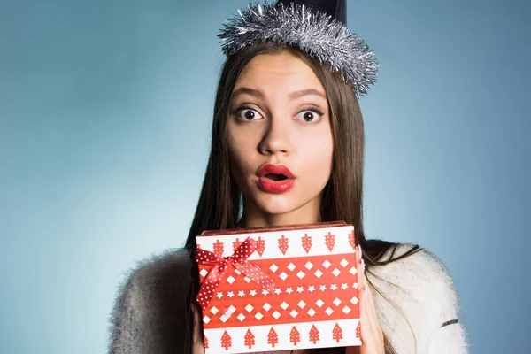 Joven sorprendida recibió un regalo para el nuevo año de los colegas — Foto de Stock