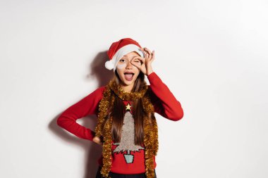 mutlu yeni yıl 2018 Noel Baba gibi bir kırmızı şapkalı kız kutluyor