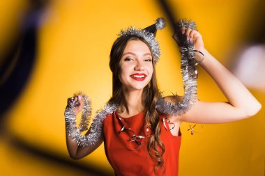 mutlu Noel ve yeni yıl 2018 güzel kız Kırmızı elbiseli ve gümüş gelin teli ile kutluyor