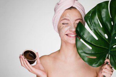 mutlu genç kız spa uygulamaları, kahve Maki temizlik yüz zevk