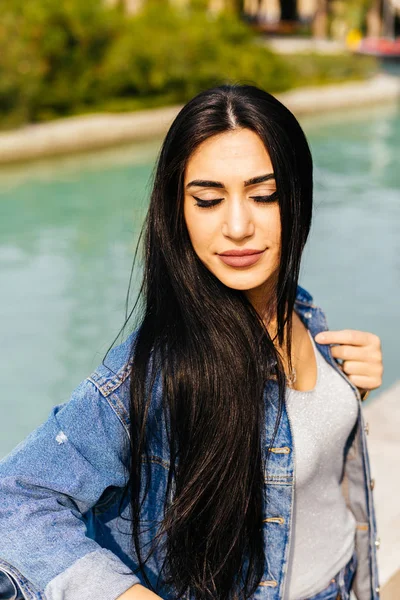Atraente elegante menina de cabelos pretos gosta do sol, seus olhos estão fechados, ela viaja pelo Azerbaijão — Fotografia de Stock