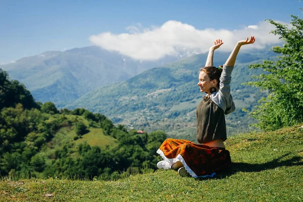 Junges glückliches Mädchen sitzt auf grünem Gras, meditiert und genießt die Natur — Stockfoto