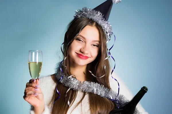 Смешная пьяная девушка в кепке празднует Новый год, держит бокал шампанского — стоковое фото