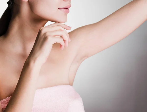 Young girl after shower, demonstrating her armpits without hair — Stock Photo, Image