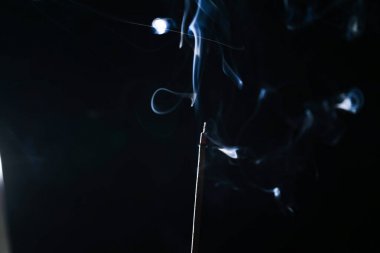koyu, mavi duman aromatik sopa smoldering