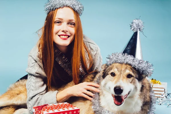 Happy νεαρό κορίτσι που κάθεται με το μεγάλο σκύλο και γιορτάζει το νέο έτος 2018 — Φωτογραφία Αρχείου