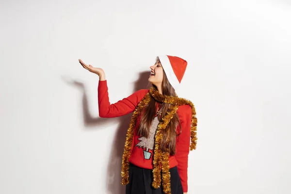 Ελκυστική ευτυχισμένο κορίτσι με κόκκινα ρούχα Χριστούγεννα γιορτάζει τα Χριστούγεννα — Φωτογραφία Αρχείου