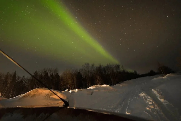 Luces del norte, Aurora boreal, verde, púrpura, azul, estrellas. Polo Norte, Islandia, Rusia — Foto de Stock