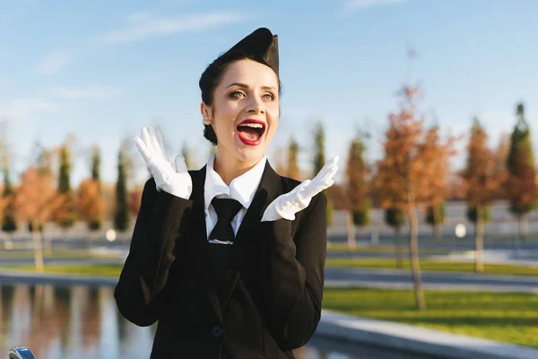 Boldog, szép stewardess lány egységes boldog valamit, majd — Stock Fotó