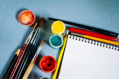 bir mavi sanat malzemeleri, açayım kağıt ve parlak renkler