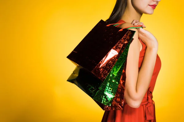Fiatal lány shopaholic vásárolt egy csomó ajándékot, az új év — Stock Fotó