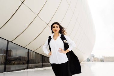 kameraya poz katı takım elbiseli güzel kadın