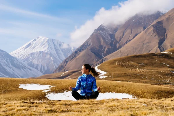 Жінка-турист практикує йогу на тлі гір — стокове фото