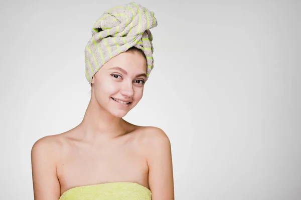 Kvinna med en handduk på huvudet efter en dusch — Stockfoto