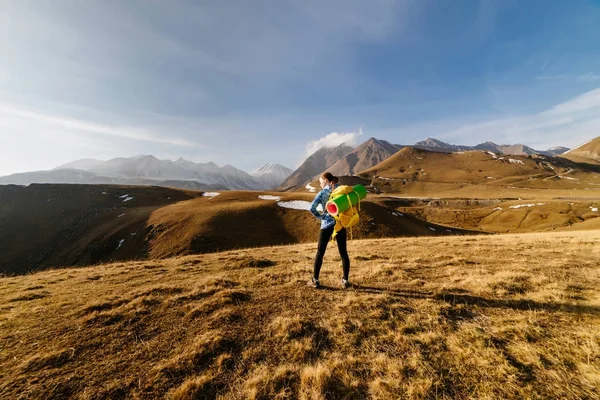 Mujer vistiendo una mochila y preparándose para ir de camping —  Fotos de Stock