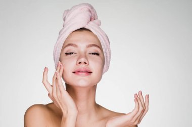 cilt temizliği sonra başında bir havlu ile memnun bir kadın