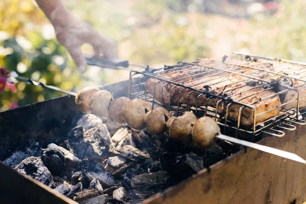 Ember a napsütés megsütjük a barbecue shish kebab — Stock Fotó