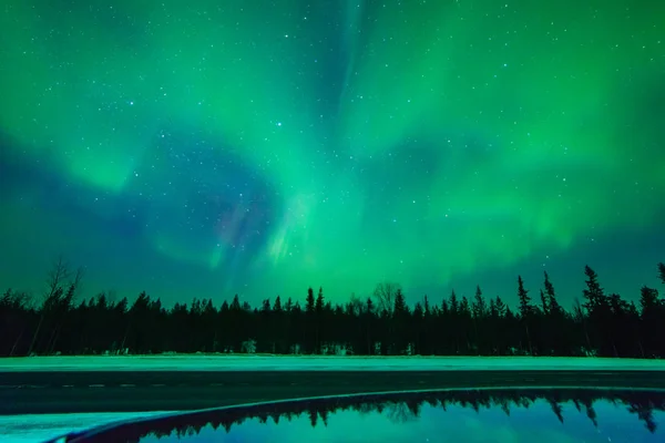 Luces boreales, Aurora boreal, verde, púrpura, azul, estrellas. Polo Norte, Islandia, Rusia — Foto de Stock