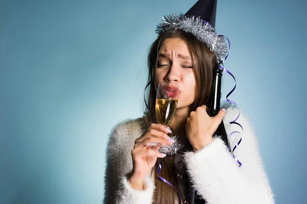 Смешная пьяная девушка празднует новый 2018 год одна, пьет шампанское — стоковое фото