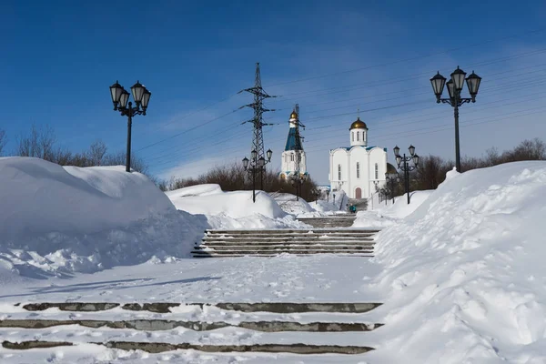 Ancienne église chrétienne majestueuse entourée de neige blanche — Photo